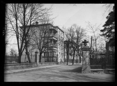 Kamienica przy ulicy Dekerta 1 w Rzeszowie. Po prawej ogrodzenie Letniego Pałacu Lubomirskich