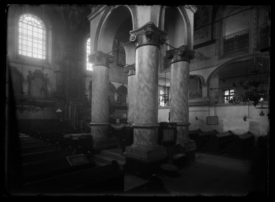 Wnętrze synagogi Staromiejskiej w Rzeszowie. Widok na bimę i Aron ha-kodesz