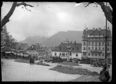 Fragment Głównego Rynku w Mariazell (Austria). Po prawej dom towarowy i hotel Josefa Rohrbachera (obecny adres Hauptplatz 3)