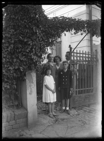 Helena (w środku) i Tadeusz Staniszowie w Krasnymstawie (?)