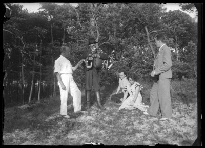 Helena i Tadeusz Staniszowie (z prawej) ze znajomymi na plaży nad Morzem Baltyckim w Jastrzębiej Górze 