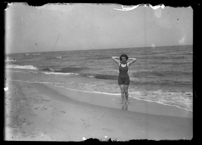 Helena Stanisz na plaży nad Morzem Bałtyckim w Jastrzębiej Górze