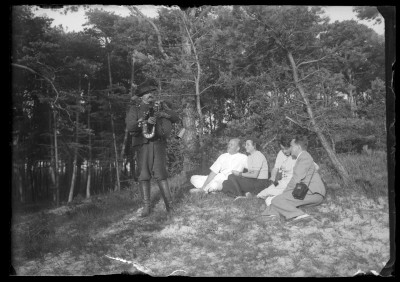 Helena i Tadeusz Staniszowie (z prawej) ze znajomymi na plaży nad Morzem Bałtyckim w Jastrzębiej Górze 