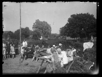 Grupa dziewcząt przy posiłku. W tle widoczny fragment kapliczki z 1906 r. przy obecnej ul. Zabytkowej 29 we Władysławowie