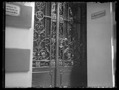 Fragment wejścia do budynku w Wiedniu