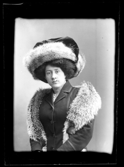 GFK-1-536 Portret Doroty Janusz w ozdobnym nakryciu głowy GFK-1-536.jpg