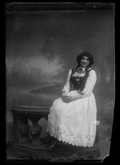 GFK-1-539 Portret Marii Janusz w stroju ludowym w atelier GFK-1-539.jpg