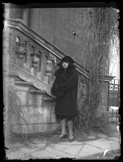 GFK-1-624 Maria Urban przy schodach kamienicy GFK-1-624.jpg