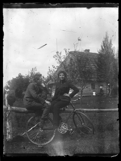 GFK-1-699 Para z rowerem na tle chaty krytej strzechą GFK-1-699.jpg