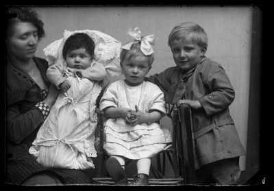 Maria Urban z córką Krystyną i siostrzeńcami Ireną i Marianem Elgas