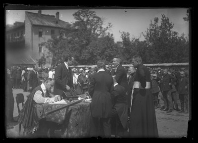 Poświęcenie sztandaru Sodalicji Mariańskiej I Gimnazjum na podwórzu szkolnym przy ulicy 3 Maja w Rzeszowie