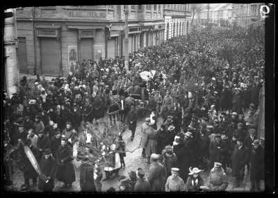 Uroczystości pogrzebowe majora Leopolda Lisa-Kuli w Rzeszowie - kondukt na ulicy 3 Maja