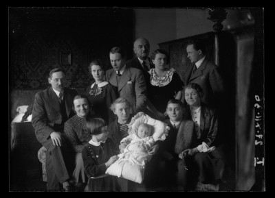 Spotkanie rodzinne w domu Staniszów w Krasnymstawie. Z prawej stoją: Tadeusz i Helena Stanisz, w beciku ich syn Tadeusz