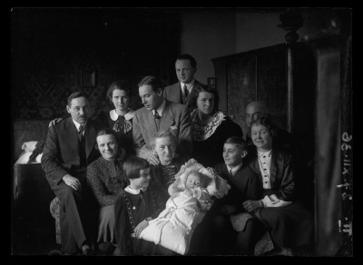 Spotkanie rodzinne w domu Staniszów w Krasnymstawie. Czwarta od prawej:Helena z Tadeuszem Staniszem, w beciku ich syn Tadeusz