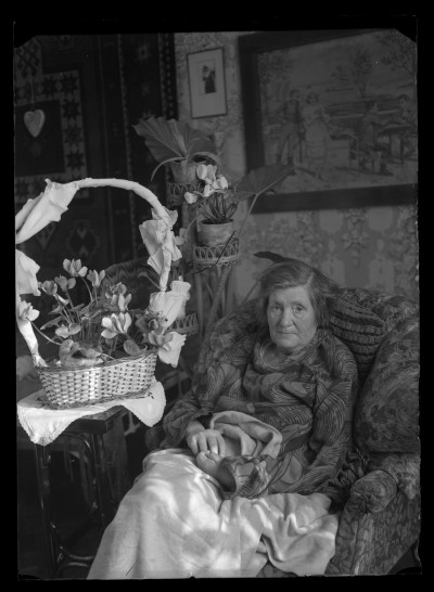 Portret schorowanej Leopoldyny Janusz w domu Januszów przy ulicy Poniatowskiego w Rzeszowie