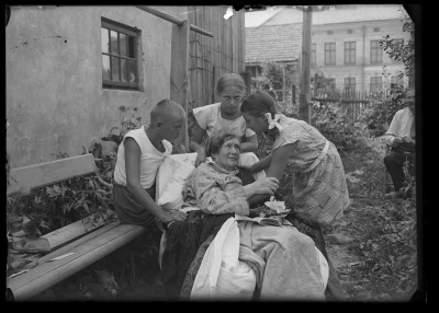 Leopoldyna Janusz z wnukami: Marianem i Ireną Elgas, Krystyną Urban oraz zięciem Augustynem Urbanem w ogrodzie domu Januszów przy ulicy Poniatowskiego w Rzeszowie