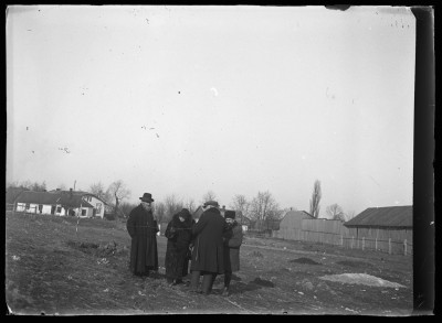 Leopoldyna Janusz oglądająca ziemię do kupna po parcelacji folwarku. Na zakupionych działkach powstały kamienice Januszów przy ulicach Jagiellońskiej i Poniatowskiego