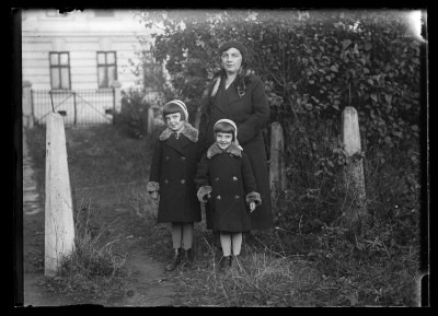 Janina Kotowicz z córkami - Marią i Stefanią w ogrodzie domu Januszów przy ulicy Poniatowskiego w Rzeszowie