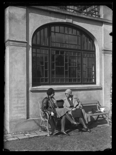 Helena Stanisz z koleżanką przed domem Januszów przy ulicy Poniatowskiego w Rzeszowie