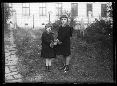 Stefania i Maria Kotowicz w ogrodzie domu Januszów przy ulicy Poniatowskiego w Rzeszowie