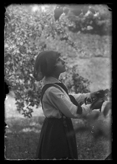 GFK-1-901 Dziewczyna w sadzie GFK-1-901.jpg