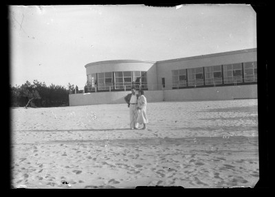 Helena i Tadeusz Staniszowie na tle kawiarni Cafe Casino przy plaży w Juracie