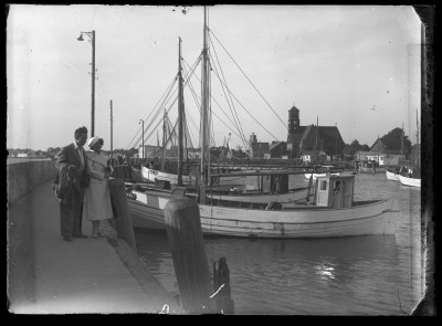 Helena i Tadeusz Staniszowie przy łodziach rybackich zacumowanych w porcie w Helu