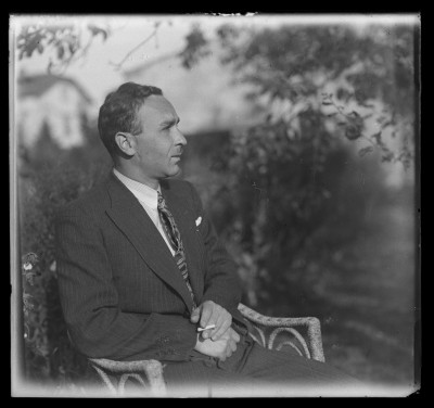 Portret mężczyzny w ogrodzie domu Januszów przy ulicy Poniatowskiego w Rzeszowie