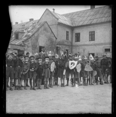 Gimazjaliści na podwórku szkoły przy ulicy 3 Maja w Rzeszowie