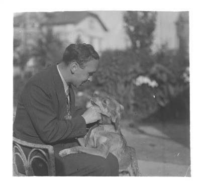 Mężczyzna z psem w ogrodzie domu Januszów przy ulicy Poniatowskiego w Rzeszowie