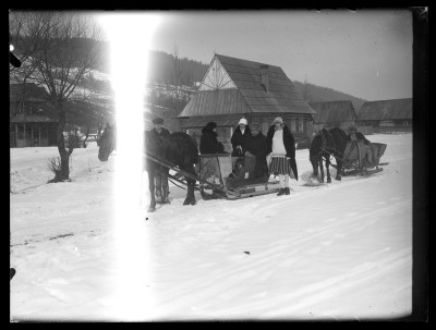 Helena Janusz (druga z lewej)  w saniach z przyjaciółmi na kuligu w Zakopanem