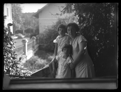 Janina Kotowicz z córkami - Marią i Stefanią na schodach willi Kotowiczów przy ul. Dekerta 4. Po lewej stronie narożnik Letniego Pałacu Lubomirskich