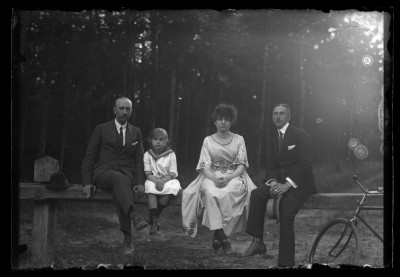 Maria Janusz z przyjaciółmi. Z prawej prawdopodobnie malarz Ludwik Pikor