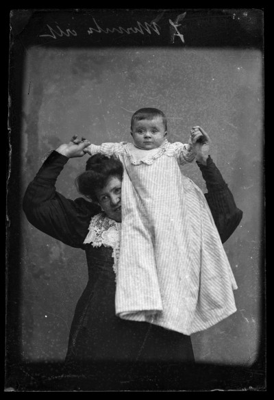 Leopoldyna Janusz z najmłodszą córką Heleną w atelier