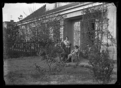 Helena Janusz ze szwagrem Augustynem Urbanem i siostrzenicą Krystyną Urban w ogrodzie służbowego domu Augustyna Urbana na warszawskim Żoliborzu