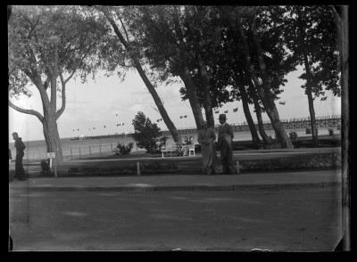 Helena Stanisz z mężem Tadeuszem w Gdyni. W tle widoczne molo