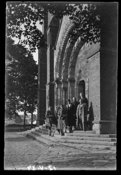 Grupa ludzi przy wejściu do kościoła pw. św. Marcina w Błażowej. Pierwszy z lewej Fryderyk Janusz