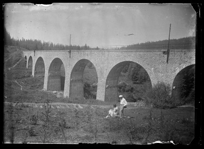 Helena i Tadeusz Stanisz na tle wiaduktu kolejowego Paradczyn na linii kolejowej Worochta - Woromienka
