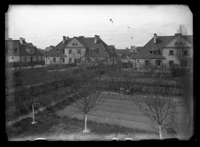 Wille na warszawskim Żoliborzu. W ogrodzie służbowej willi siedzą Augustyn Ubran z córką Krystyną