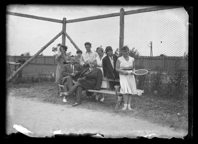 Grupa osób na boisku do tenisa. Pierwsza z lewej Helena Janusz