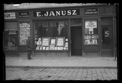 Witryna zakładu fortograficznego Edwarda Janusza przy ulicy Grunwaldzkiej w Rzeszowie