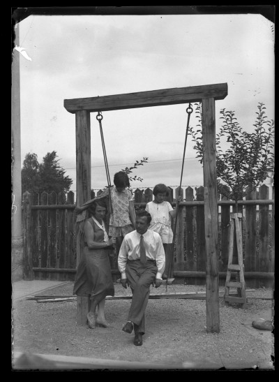 Helena Janusz (od lewej) i Krystyna Urban ze znajomymi przy huśtawce