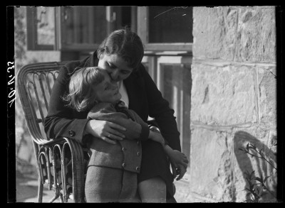 Kobieta z dzieckiem przed willą Fryderyka Janusza przy ulicy Jagiellońskiej w Rzeszowie