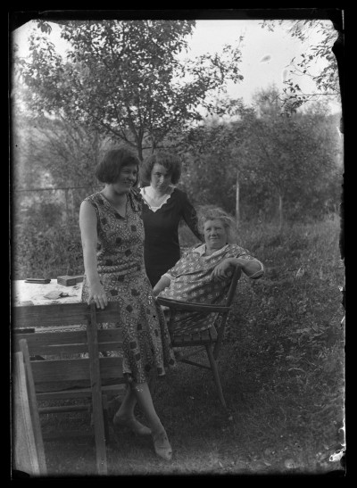 Helena Janusz (w środku) w ogrodzie z ciotką - siostrą swojej mamy Leopoldyny i kuzynką Mitzi