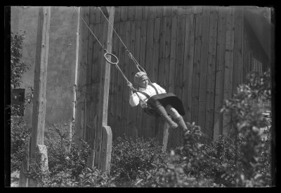 Irena Elgas na huśtawce w ogrodzie domu Januszów przy ul. Poniatowskiego w Rzeszowie