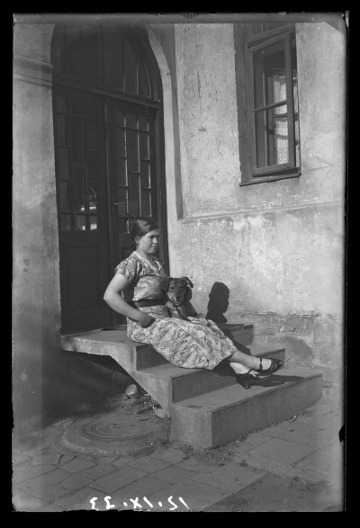 Młoda kobieta z psem na schodach domu Januszów przy ulicy Poniatowskiego w Rzeszowie