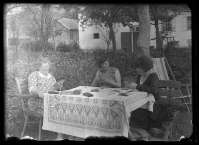 Helena Janusz (z prawej) grająca w karty w ogrodzie z ciotką - siostrą swojej mamy Leopoldyny i kuzynką Mitzi 