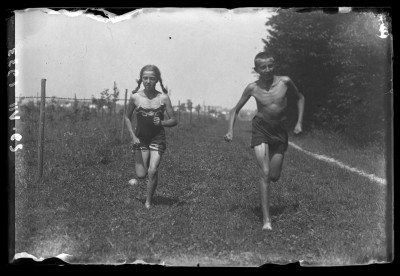 Irena Elgas z bratem Marianem w czasie ćwiczeń nad Wisłokiem na Lisiej Górze