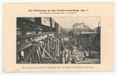 Pociąg szpitalny mija zniszczony most na Wisłoku w Rzeszowie w czerwcu 1915 r. (Der Lazarettzug passiert die Notbrucke uber Wisloc bei Rzeszow im Juni 1915)