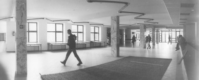 Studenci na korytarzu w budynku Wyższej Szkole Pedagogicznej w Rzeszowie